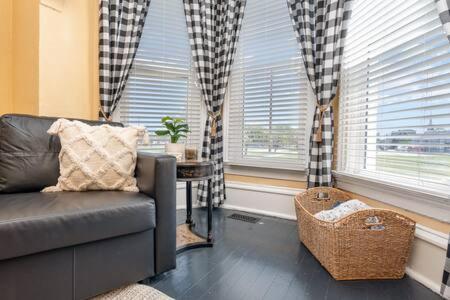 Beautiful Downstairs 1Bed 1Bth Charmer- Pet Friendly Michigan City Exteriör bild